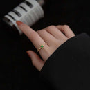 Anel Solitário Esmeralda e Prata Esterlina 925